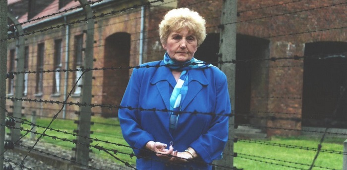 อีวา มอเซส คอร์ (Eva Mozes Kor) กลับมาที่ค่ายกักกันเอาช์วิตซ์-เบียร์เคเนา (Auschwitz-Birkenau) ประเทศโปแลนด์ ที่เสมือนแดนที่กลายเป็นสุสานของชาวยิวนับล้าน
