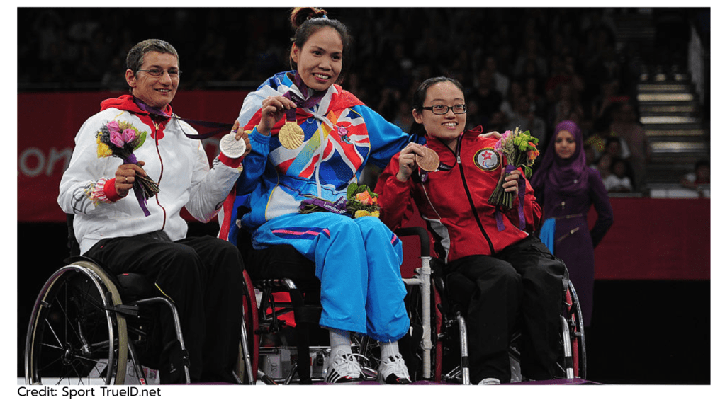 "แวว" สายสุนีย์ จ๊ะนะ นักกีฬาวีลแชร์ฟันดาบหญิงทีมชาติไทย เป็นแรงบันดาลใจที่ไม่ยอมแพ้ต่อโชคชะตา หลังเกิดอุบัติเหตุที่ทำให้ร่างกายเป็นอัมพาต เธอได้สร้างประวัติศาสตร์ในโลกกีฬา ด้วยการคว้าเหรียญทองในพาราลิมปิกและแชมป์โลกมากมาย สะท้อนถึงจิตวิญญาณนักสู้ที่ยิ่งใหญ่