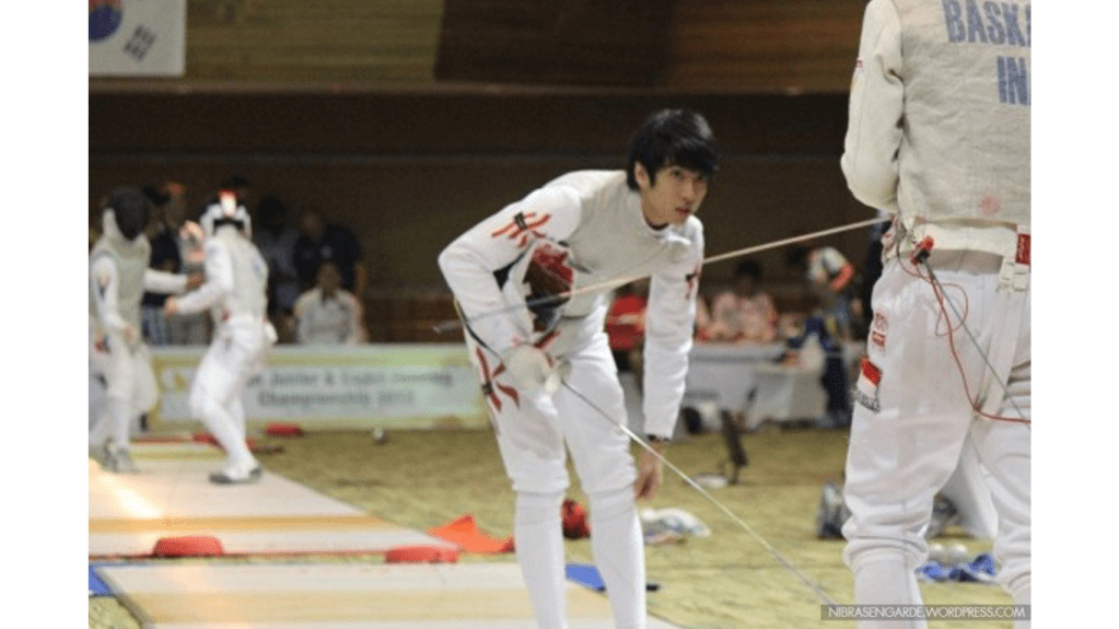 แจ็คสัน หวัง ศิลปินชาวฮ่องกงที่เคยเป็นนักฟันดาบ เริ่มต้นชีวิตใหม่ในวงการ K-Pop ด้วยการเลือกเป็นสมาชิกวง GOT7 และก่อตั้ง Team Wang เพื่อสร้างสรรค์ผลงานในแบบของตนเอง ชีวิตของเขาสะท้อนความมุ่งมั่น การไม่ยอมแพ้ และความกล้าหาญในการไล่ตามความฝันที่ผ่านมาอย่างน่าทึ่ง.