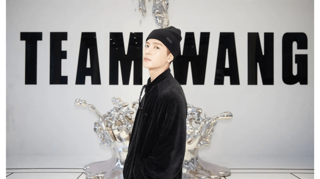 แจ็คสัน หวัง ศิลปินชาวฮ่องกงที่เคยเป็นนักฟันดาบ เริ่มต้นชีวิตใหม่ในวงการ K-Pop ด้วยการเลือกเป็นสมาชิกวง GOT7 และก่อตั้ง Team Wang เพื่อสร้างสรรค์ผลงานในแบบของตนเอง ชีวิตของเขาสะท้อนความมุ่งมั่น การไม่ยอมแพ้ และความกล้าหาญในการไล่ตามความฝันที่ผ่านมาอย่างน่าทึ่ง.